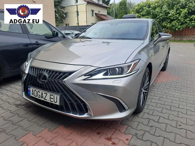Lexus ES300h z przodu, instalacja LPG KME Direct Dual, AdGaz Piaseczno