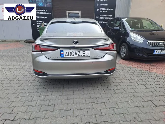 Tył Lexusa ES300h po montażu instalacji LPG, AdGaz Piaseczno