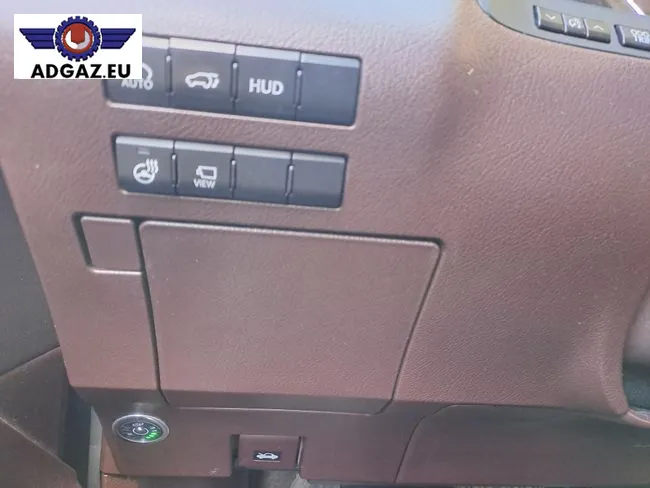 Przełącznik instalacji gazowej we wnętrzu Lexusa RX450h